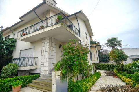 Moradia T7 na Foz | Jardim, Terraço, garagem e enorme potencial