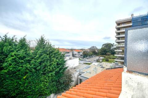 Moradia T7 na Foz | Jardim, Terraço, garagem e enorme potencial