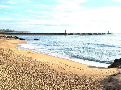 Moradia T7 na Foz | Jardim, Terraço, garagem e enorme potencial