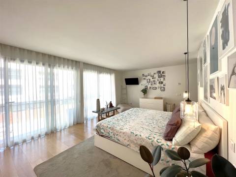 Moradia junto ao Parque da Cidade e Vilarinha com jardim e garagem