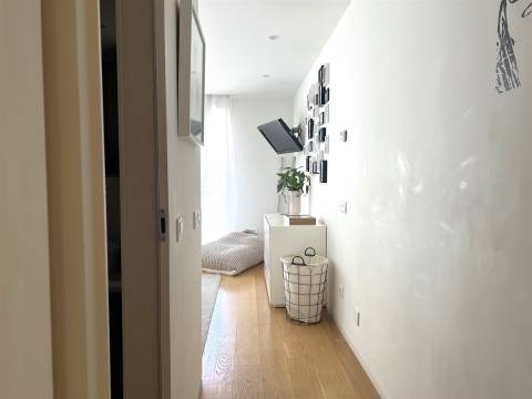 Moradia junto ao Parque da Cidade e Vilarinha com jardim e garagem