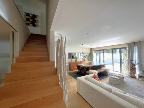 Moradia junto ao Parque da Cidade e Vilarinha com jardim e garagem