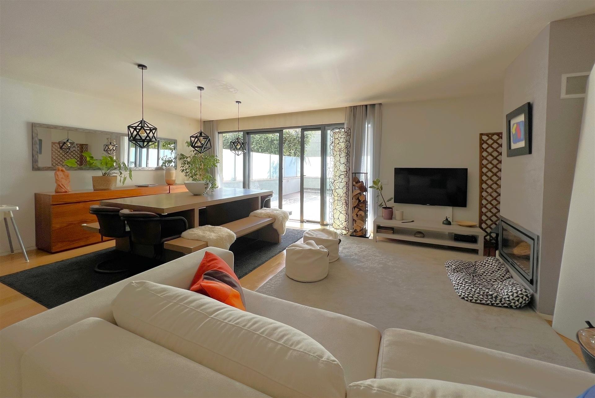 Moradia junto ao Parque da Cidade e Vilarinha com jardim e garagem