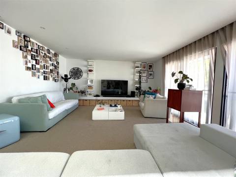 Moradia junto ao Parque da Cidade e Vilarinha com jardim e garagem