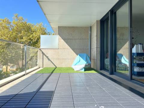 Moradia junto ao Parque da Cidade e Vilarinha com jardim e garagem