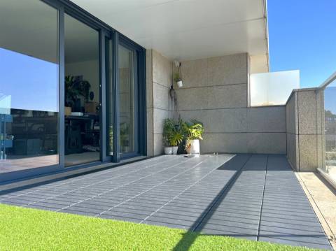 Moradia junto ao Parque da Cidade e Vilarinha com jardim e garagem