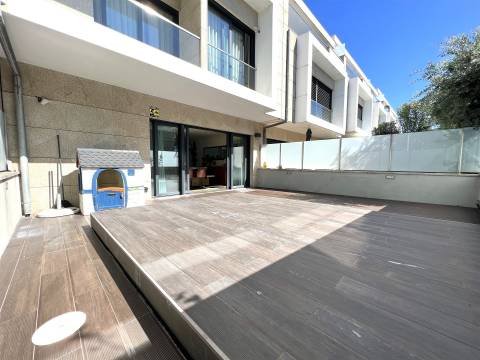 Moradia junto ao Parque da Cidade e Vilarinha com jardim e garagem