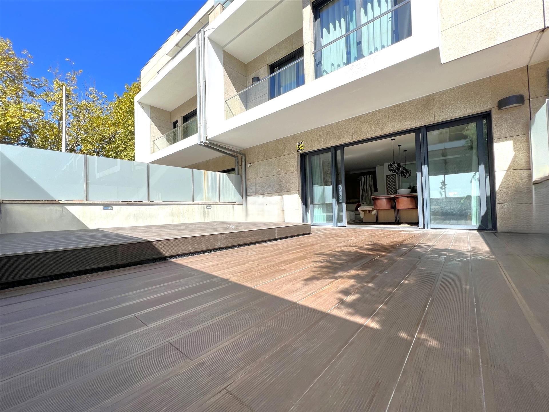 Moradia junto ao Parque da Cidade e Vilarinha com jardim e garagem