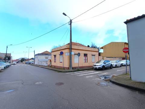 Moradia com Projeto Aprovado p/ T4 | Matosinhos | Elevado Potencial de Valorização