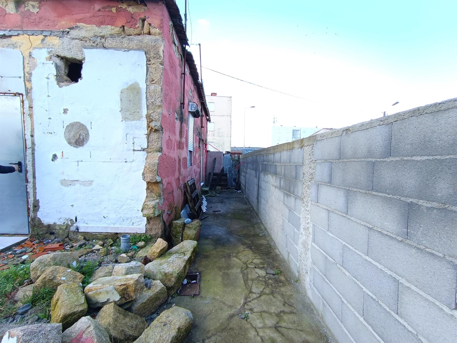 Moradia com Projeto Aprovado p/ T4 | Matosinhos | Elevado Potencial de Valorização