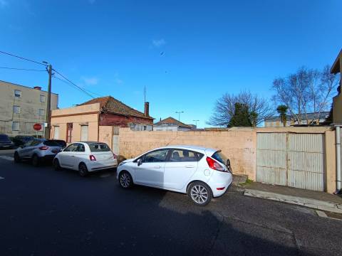 Moradia com Projeto Aprovado p/ T4 | Matosinhos | Elevado Potencial de Valorização