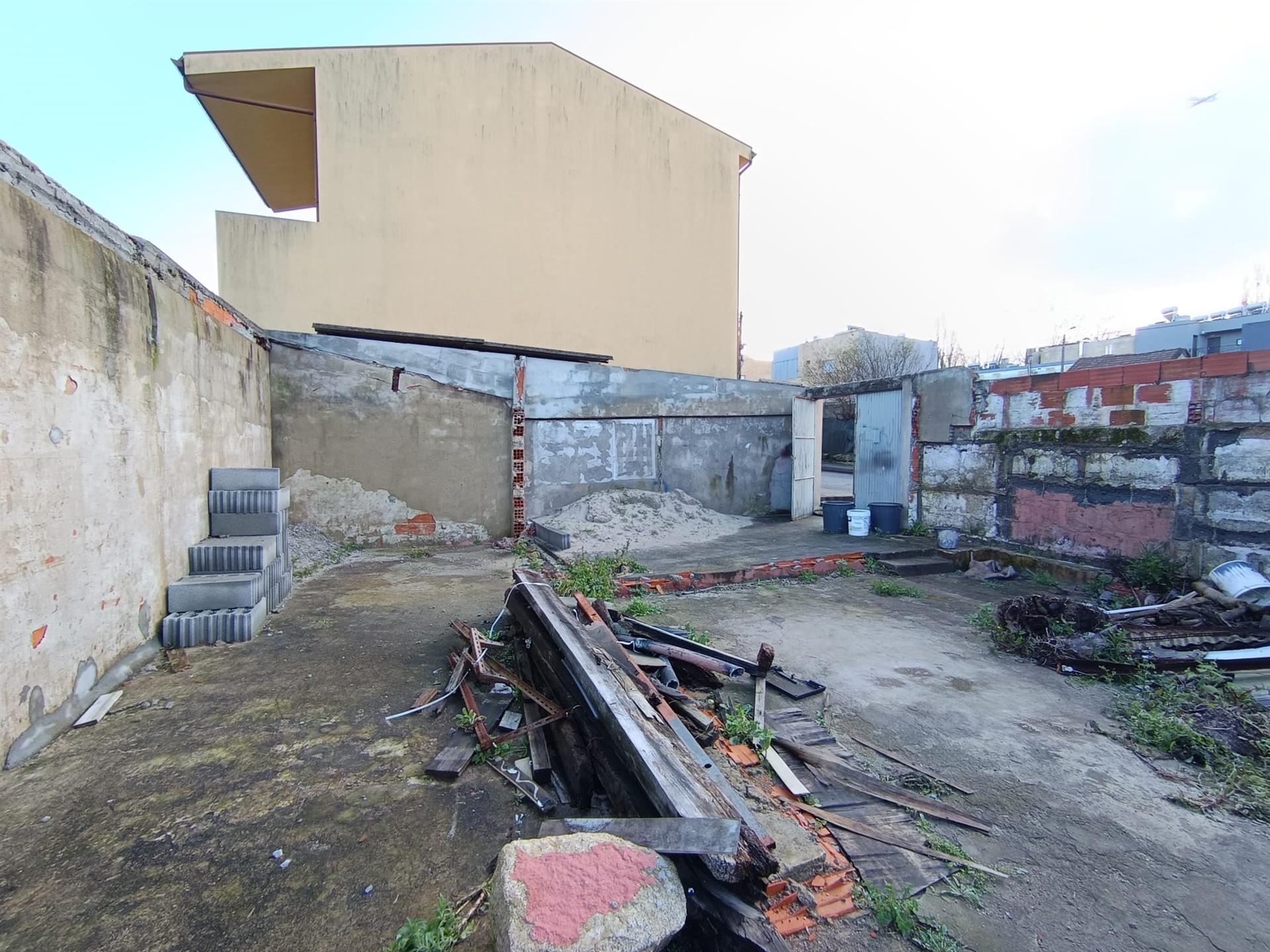 Moradia com Projeto Aprovado p/ T4 | Matosinhos | Elevado Potencial de Valorização