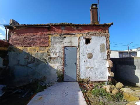 Moradia com Projeto Aprovado p/ T4 | Matosinhos | Elevado Potencial de Valorização