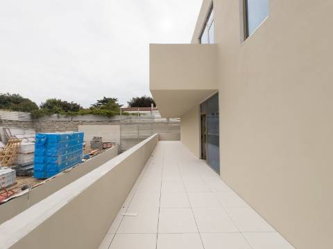 Moradia T4 de Luxo | 493 m² | 236 m² de Jardim | Boavista