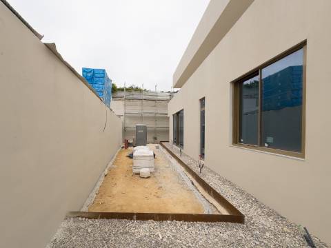 Moradia T4 de Luxo | 493 m² | 236 m² de Jardim | Boavista