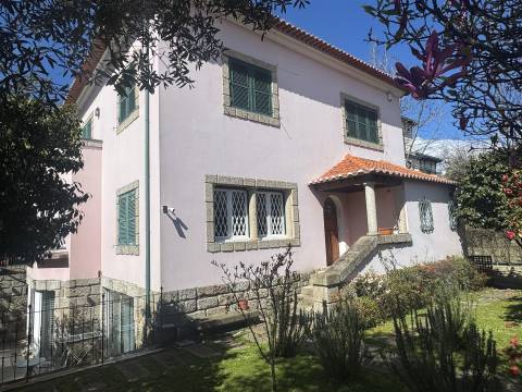 Moradia T6 c/ T1 no jardim à Boavista no Bairro Hollywood