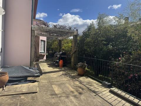 Moradia T6 c/ T1 no jardim à Boavista no Bairro Hollywood