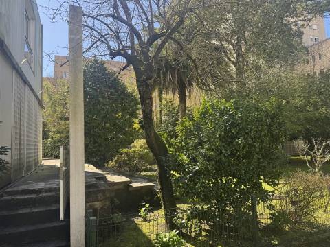 Moradia T6 c/ T1 no jardim à Boavista no Bairro Hollywood