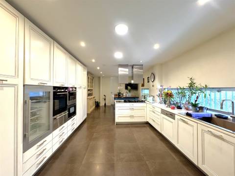 Moradia T6 c/ T1 no jardim à Boavista no Bairro Hollywood