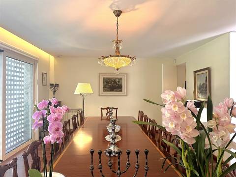 Moradia T6 c/ T1 no jardim à Boavista no Bairro Hollywood