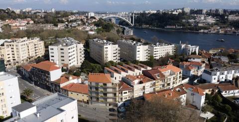 T3 novo c/ varanda nas Condominhas, inserido no Bloco 1 com 78 m2, lugar de garagem e arrumo