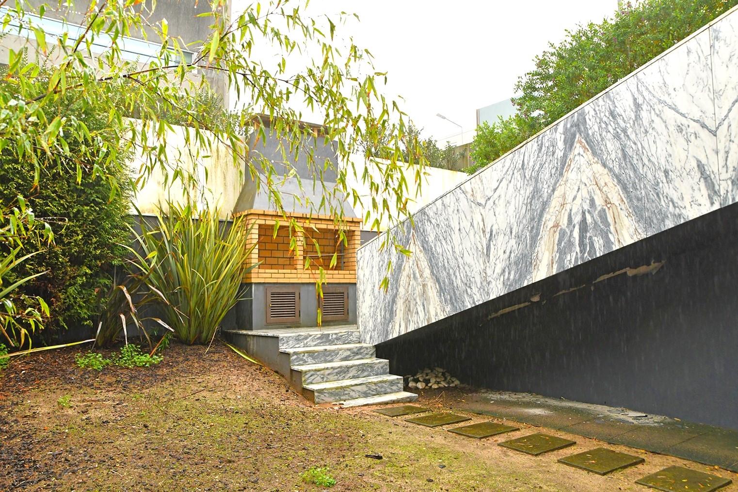 Moradia com 4 Suites jardim e piscina na Foz