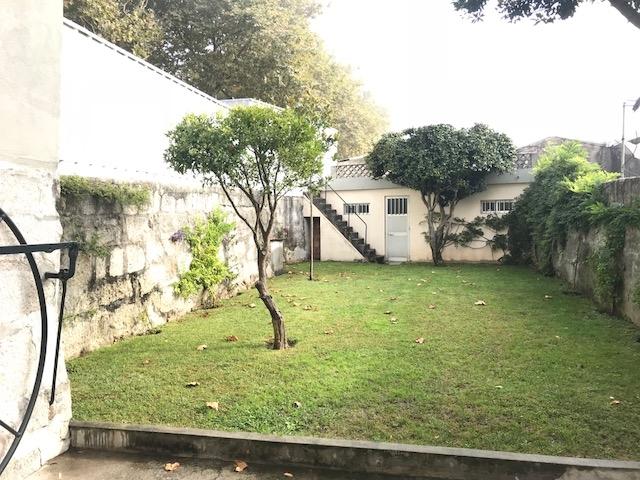 Moradia na Foz com jardim p/ reabilitar c/ projeto aprovado para T5
