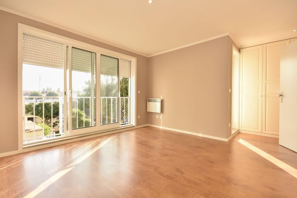 Moradia na Foz com jardim p/ reabilitar c/ projeto aprovado para T5