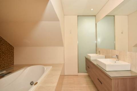 Moradia p/ reabilitar na Foz com jardim