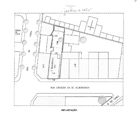 Moradia p/ reabilitar na Foz com jardim