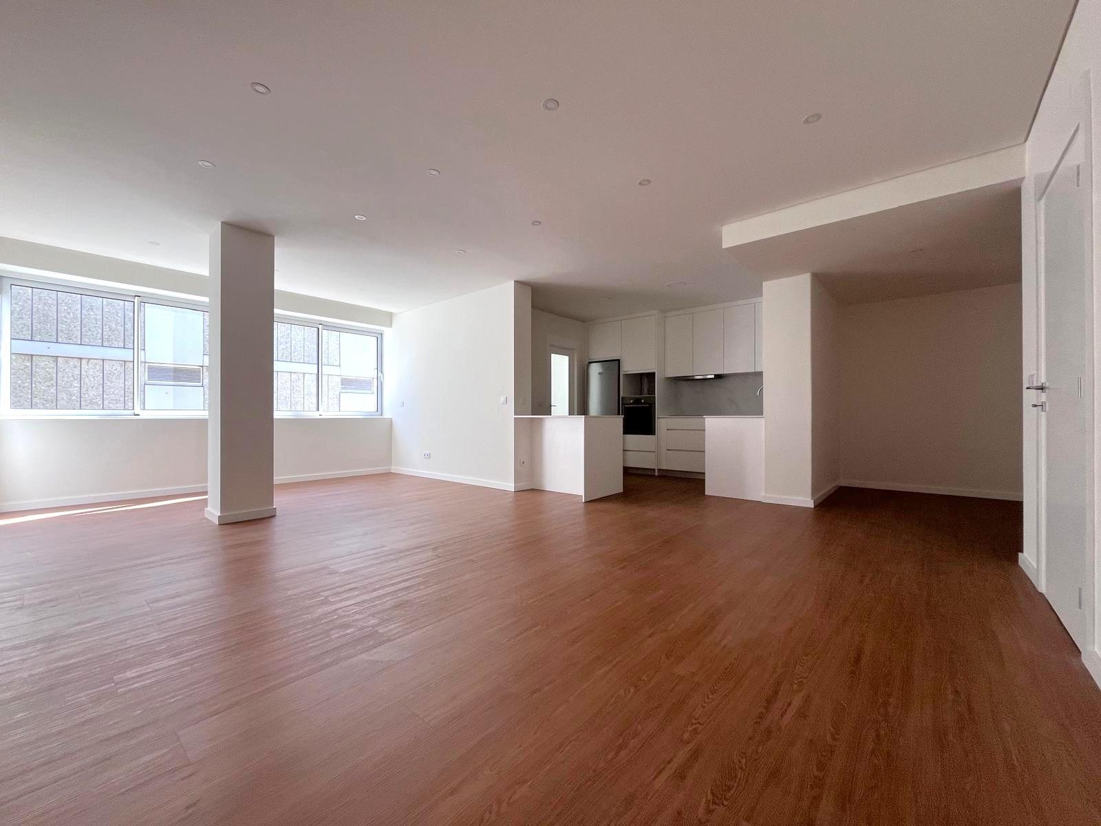 T4 totalmente renovado no Pinheiro Manso na Avenida da Boavista, Porto