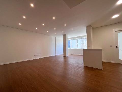 T4 totalmente renovado no Pinheiro Manso na Avenida da Boavista, Porto