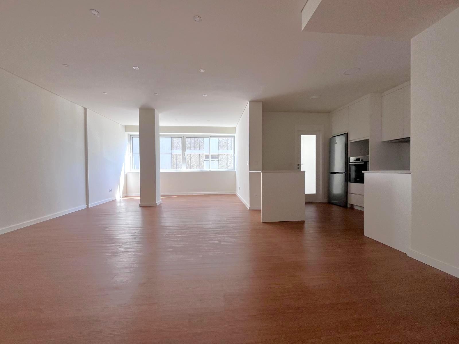 T4 totalmente renovado no Pinheiro Manso na Avenida da Boavista, Porto