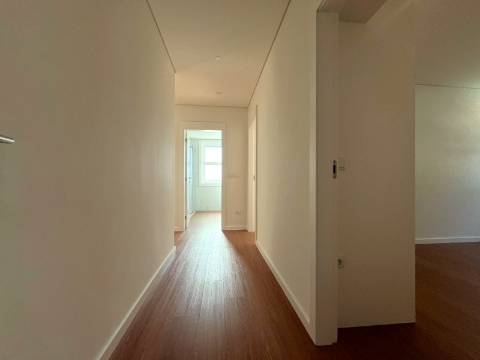 T4 totalmente renovado no Pinheiro Manso na Avenida da Boavista, Porto