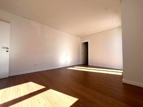 T4 totalmente renovado no Pinheiro Manso na Avenida da Boavista, Porto