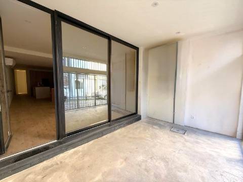 T2 remodelado e equipado c/ alpendre no Porto