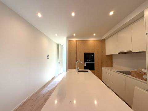 T2 remodelado e equipado c/ alpendre no Porto