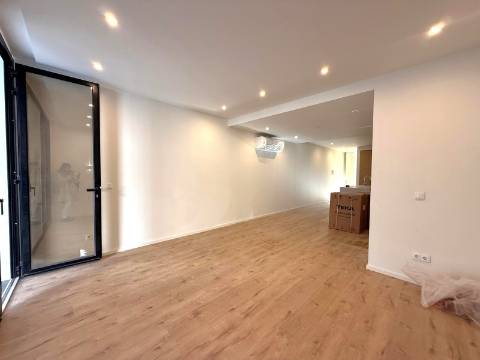 T2 remodelado e equipado c/ alpendre no Porto