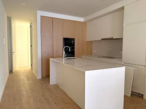 T2 remodelado e equipado c/ alpendre no Porto