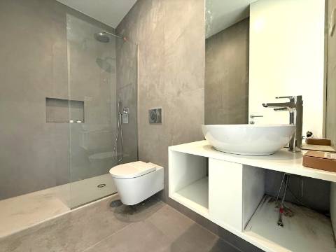 T2 remodelado e equipado c/ alpendre no Porto