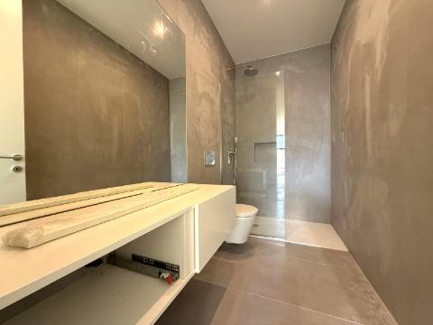 T2 remodelado e equipado c/ alpendre no Porto