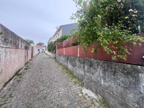 Moradia T4 c/ jardim junto ao rio nas Condominhas