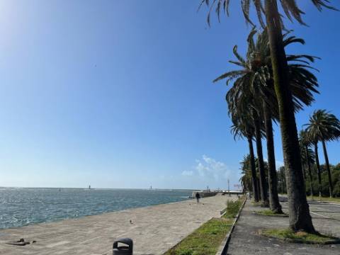 Moradia T4 c/ jardim junto ao rio nas Condominhas