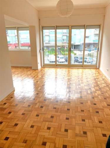 Apartamento T4 c/ varanda renovado à Av. da Boavista