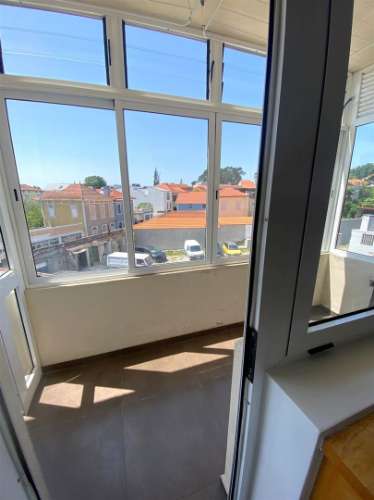 Apartamento T4 c/ varanda renovado à Av. da Boavista
