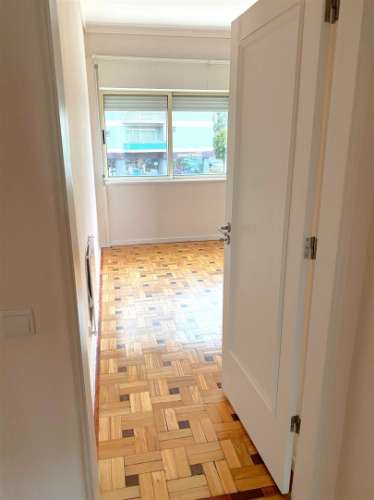 Apartamento T4 c/ varanda renovado à Av. da Boavista