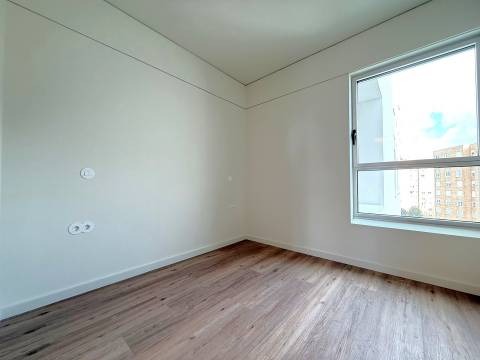 T2 NOVO no 8.º Andar c/ Varanda Sul/Poente, Garagem e Arrumo em Ramalde