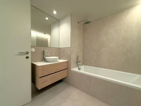 T2 NOVO no 8.º Andar c/ Varanda Sul/Poente, Garagem e Arrumo em Ramalde