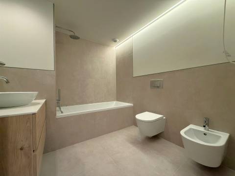 T2 NOVO no 8.º Andar c/ Varanda Sul/Poente, Garagem e Arrumo em Ramalde