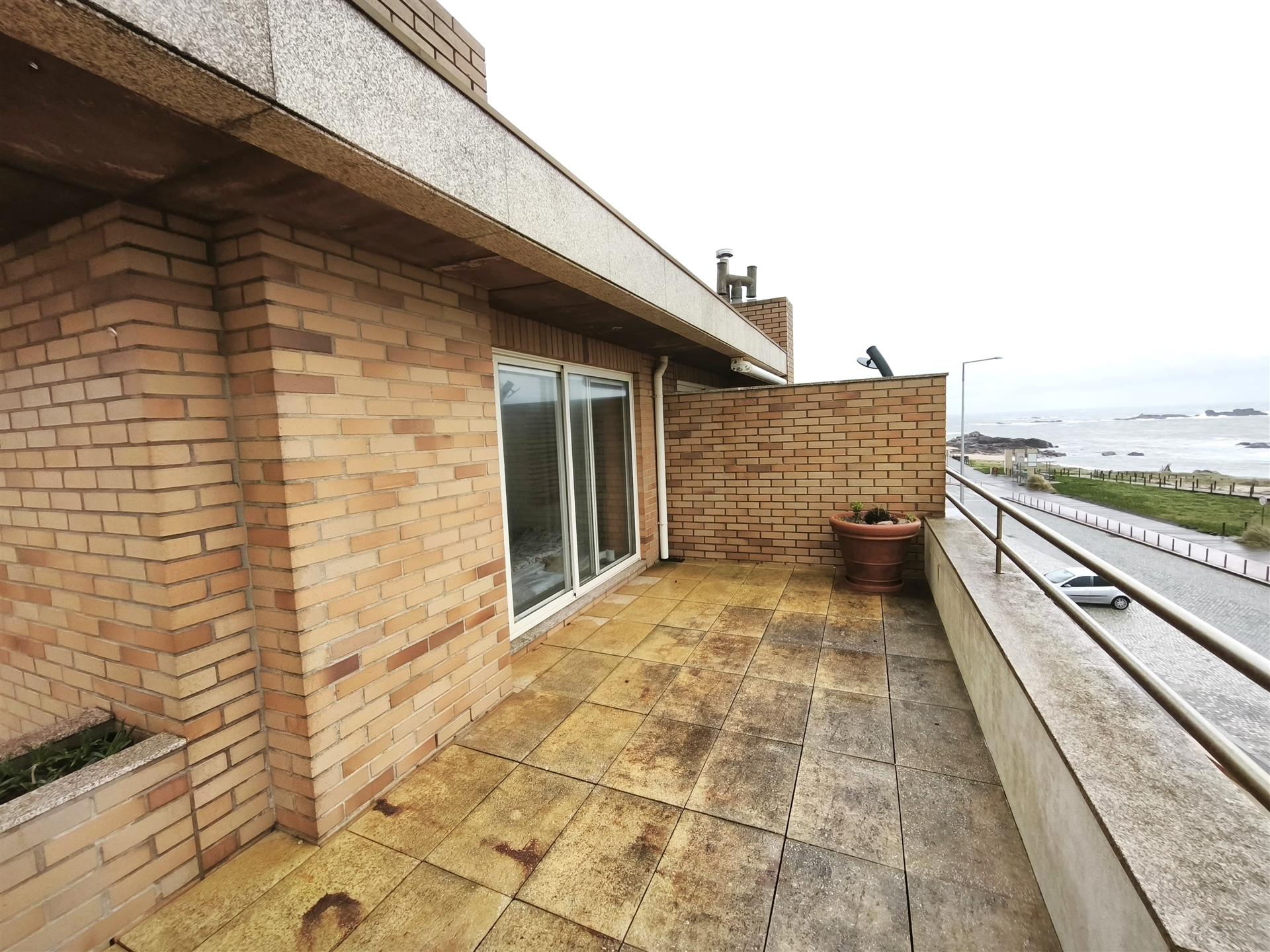 T3 Duplex com terraço em frente ao mar – Lavra